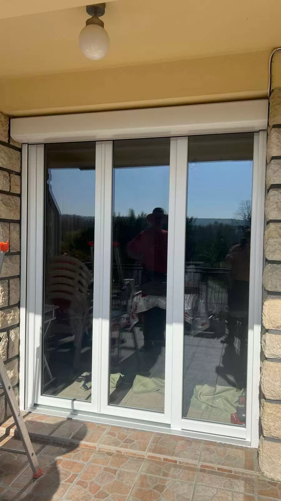 Rénovation complète des menuiseries extérieures en PVC blanc RAL 9016 et volets roulants solaires en aluminium à Mesnil-sous-Jumièges – Proche Duclair (76480). Rénovation complète des menuiseries extérieures en PVC blanc RAL 9016 et volets roulants solaires en aluminium à Mesnil-sous-Jumièges – Proche Duclair (76480).