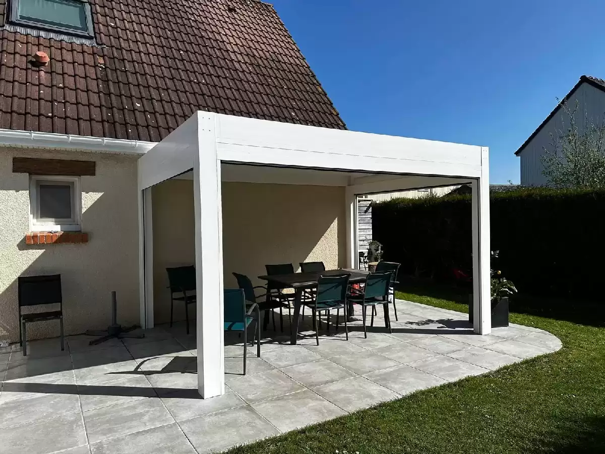 Conception et pose d’une pergola bioclimatique avec stores en aluminium RAL 9010 à Saint-Pierre-de-Varengeville 76480 - proche de Barentin Conception et pose d’une pergola bioclimatique avec stores en aluminium RAL 9010 à Saint-Pierre-de-Varengeville 76480 - proche de Barentin