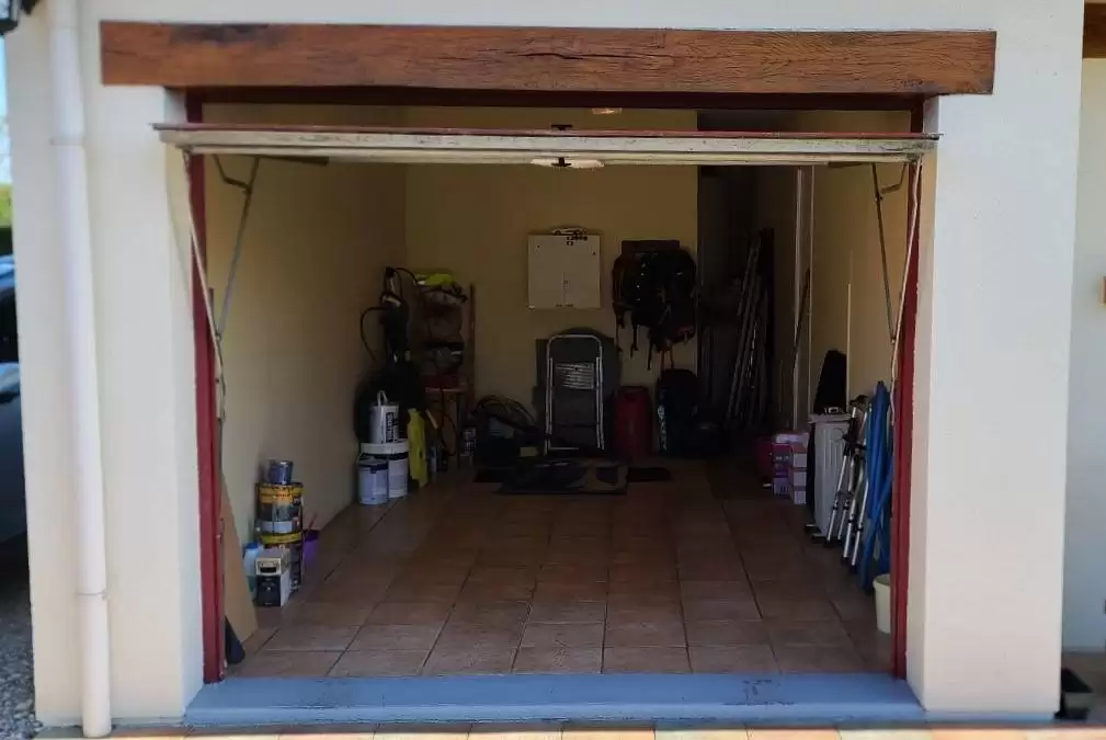 Fourniture et pose d’une porte de garage motorisée couleur chêne doré à Jumièges dans le 76 Fourniture et pose d’une porte de garage motorisée couleur chêne doré à Jumièges dans le 76