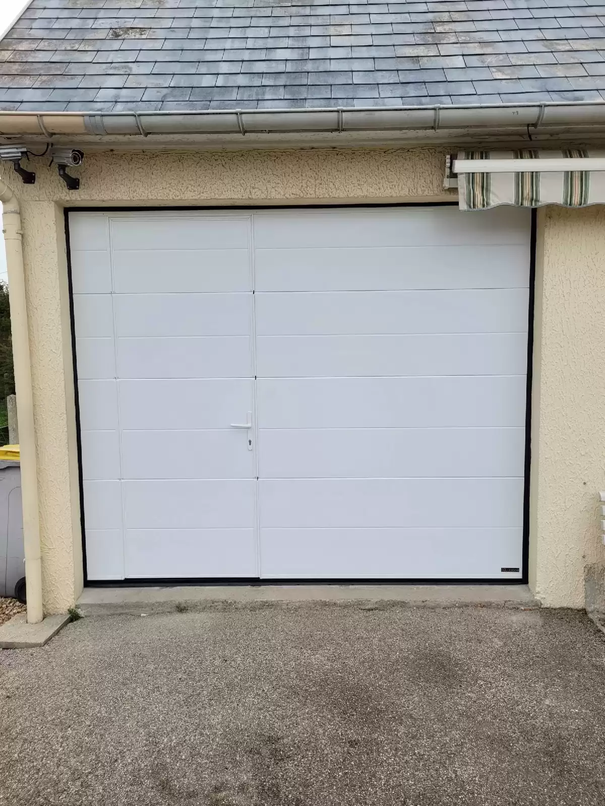 Entreprise pour l'installation d'une porte de garage motorisé avec portillon à Heurteauville Entreprise pour l'installation d'une porte de garage motorisé avec portillon à Heurteauville
