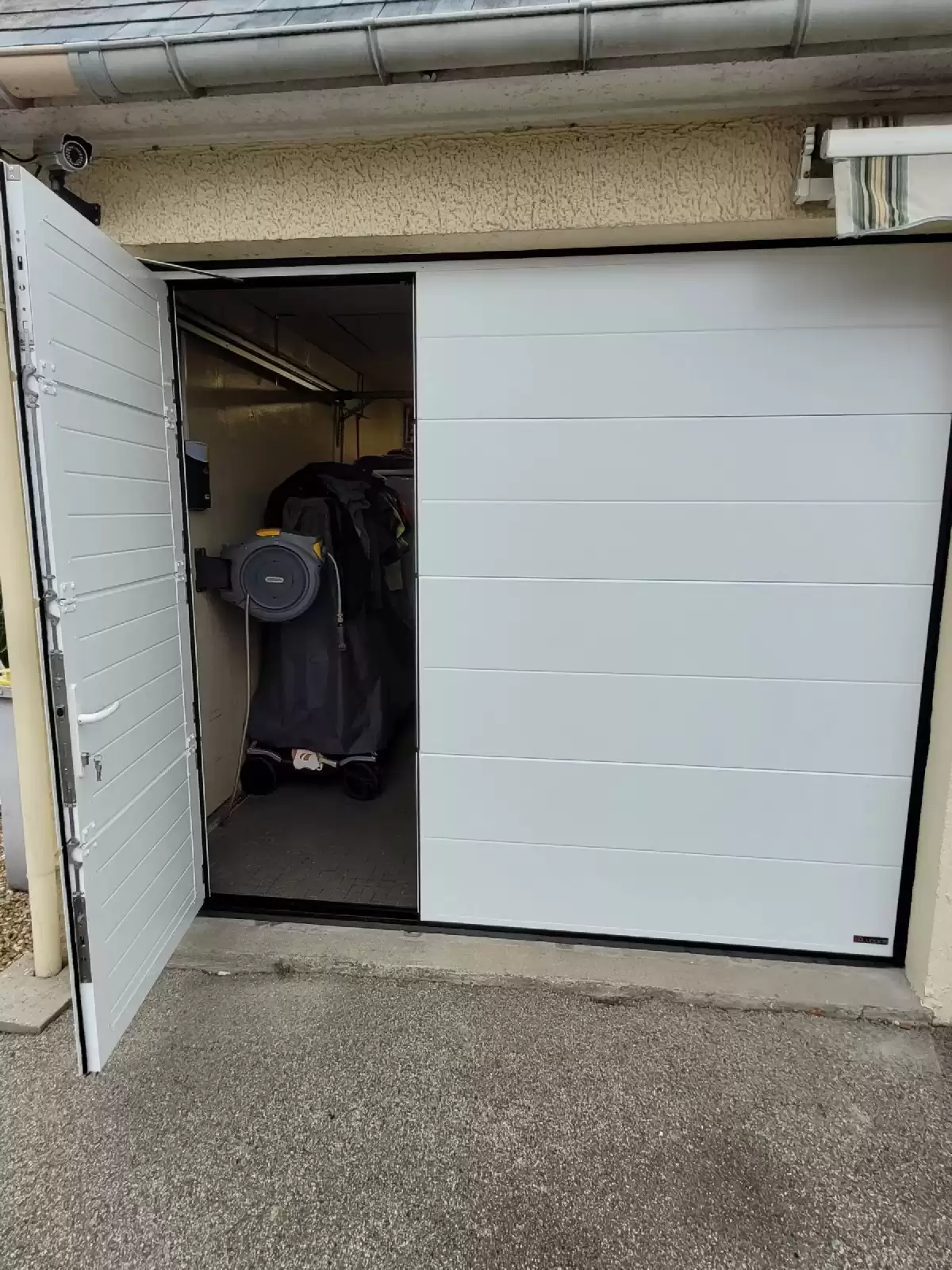 Entreprise pour l'installation d'une porte de garage motorisé avec portillon à Heurteauville Entreprise pour l'installation d'une porte de garage motorisé avec portillon à Heurteauville
