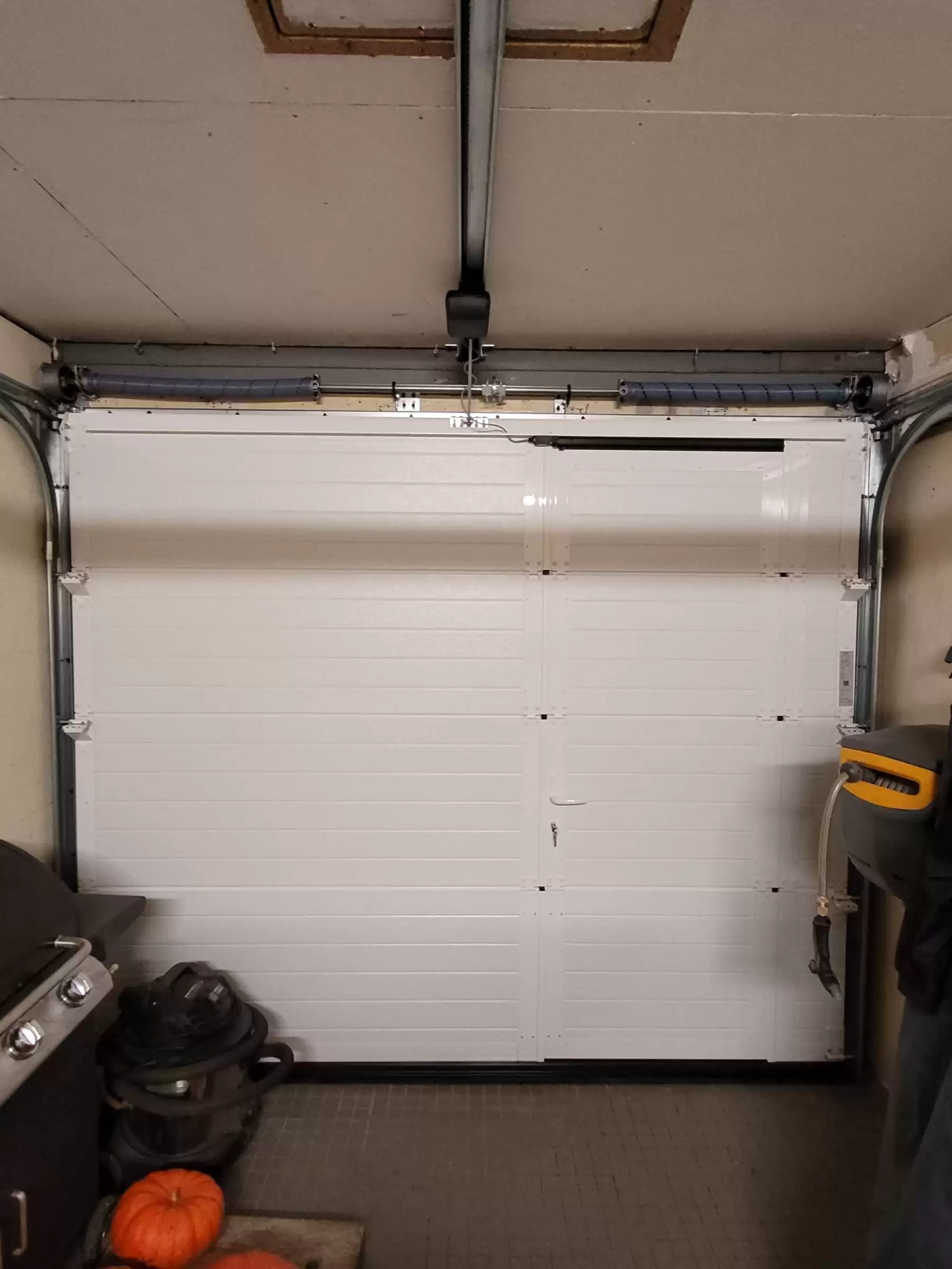 Entreprise pour l'installation d'une porte de garage motorisé avec portillon à Heurteauville Entreprise pour l'installation d'une porte de garage motorisé avec portillon à Heurteauville