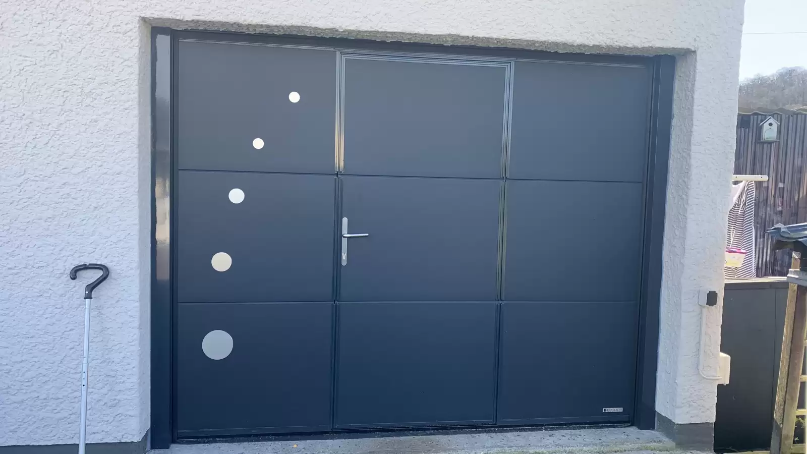 Revendeur et poseur de portes de garage sectionnelle motorisée en gris anthracite 7016 avec portillon et inserts aluminium secteur Duclair 76 Revendeur et poseur de portes de garage sectionnelle motorisée en gris anthracite 7016 avec portillon et inserts aluminium secteur Duclair 76