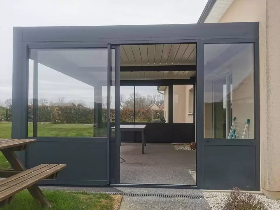 Pose d’une pergola bioclimatique en Seine-Maritime (76) Pose d’une pergola bioclimatique en Seine-Maritime (76)