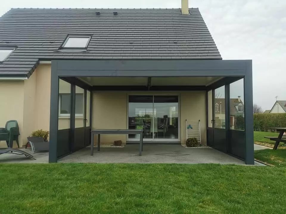 Pose d’une pergola bioclimatique en Seine-Maritime (76) Pose d’une pergola bioclimatique en Seine-Maritime (76)
