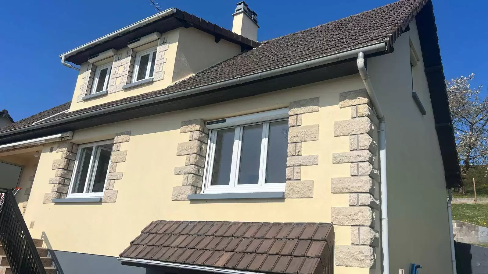 Rénovation des menuiseries extérieures en PVC blanc RAL 9016 et volets roulants solaires en aluminium à Mesnil-sous-Jumièges – Proche Duclair (76480). Rénovation des menuiseries extérieures en PVC blanc RAL 9016 et volets roulants solaires en aluminium à Mesnil-sous-Jumièges – Proche Duclair (76480).
