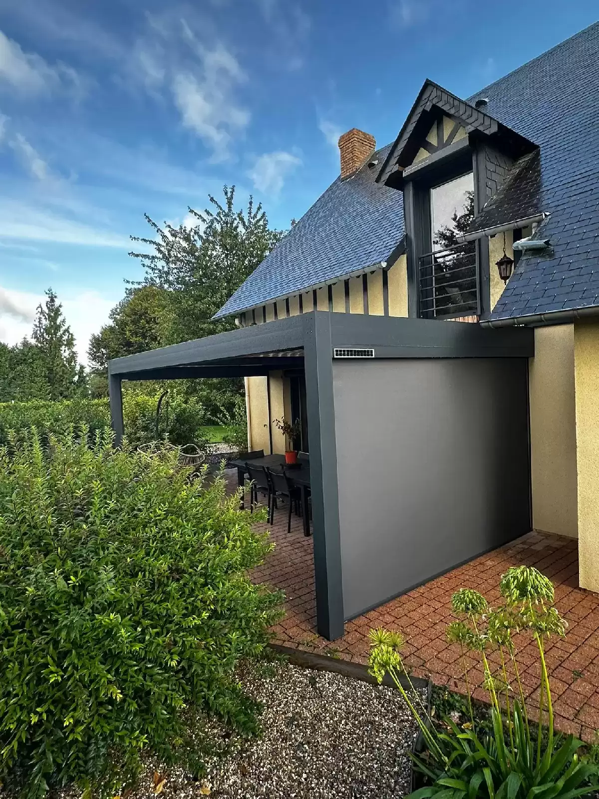 Réception d’une pergola bioclimatique Solisystème à Bois-Guillaume (76230) avec stores latéraux solaires sur les côtés - RAL 7016 Réception d’une pergola bioclimatique Solisystème à Bois-Guillaume (76230) avec stores latéraux solaires sur les côtés - RAL 7016