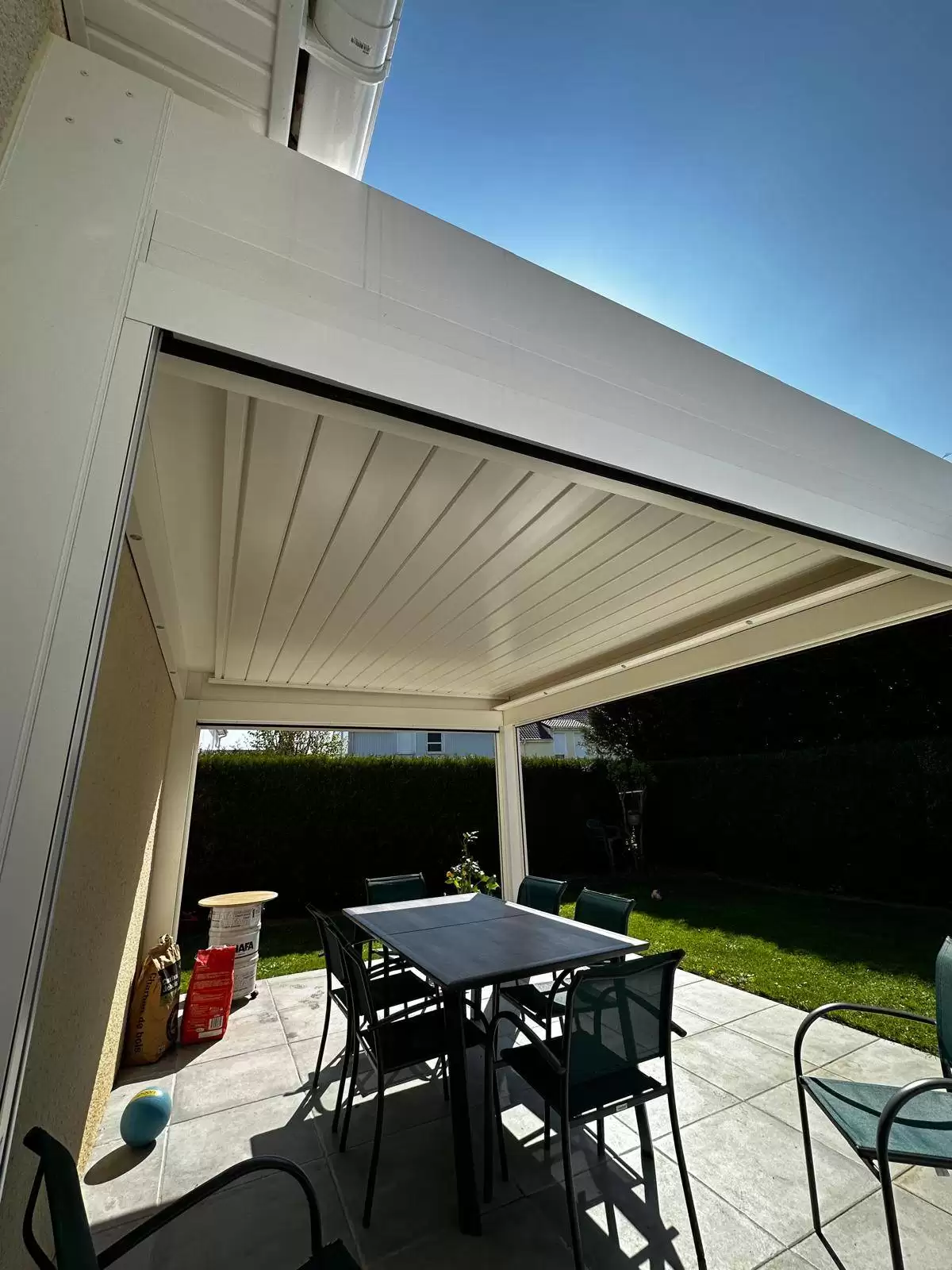 Conception et pose d’une pergola bioclimatique avec stores en aluminium RAL 9010 à Saint-Pierre-de-Varengeville 76480 - proche de Barentin Conception et pose d’une pergola bioclimatique avec stores en aluminium RAL 9010 à Saint-Pierre-de-Varengeville 76480 - proche de Barentin
