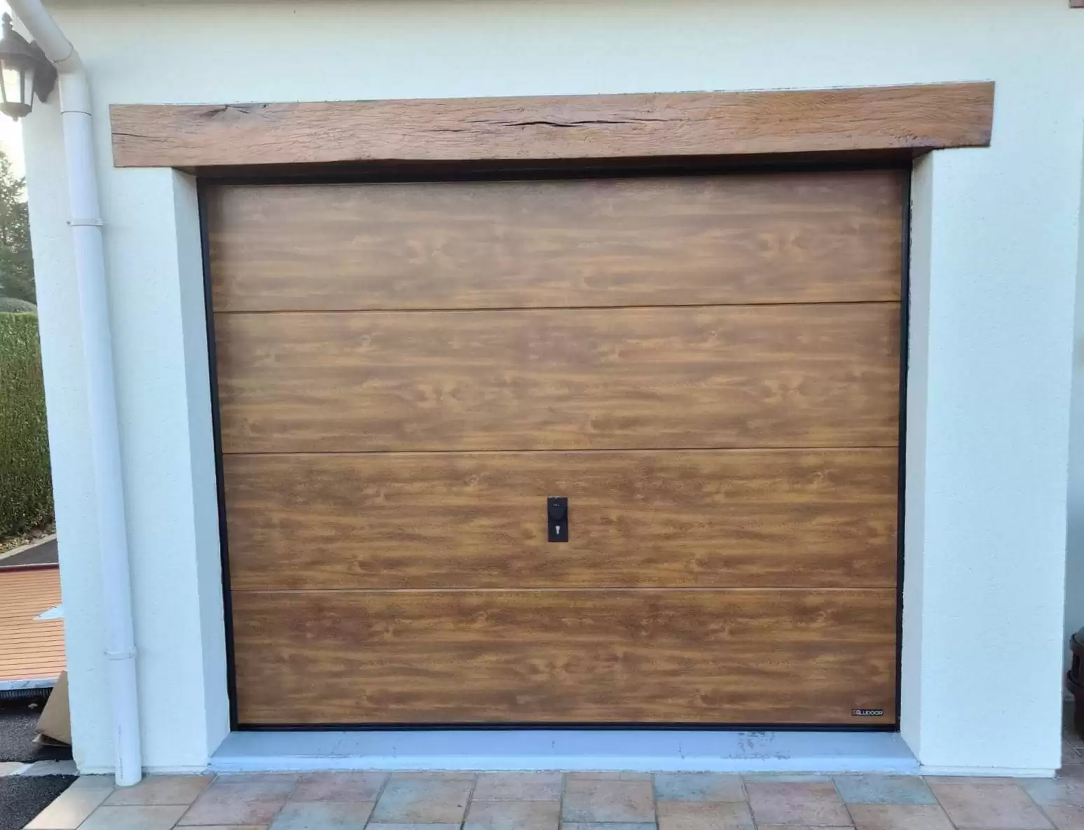 Fourniture et pose d’une porte de garage motorisée couleur chêne doré à Jumièges dans le 76 Fourniture et pose d’une porte de garage motorisée couleur chêne doré à Jumièges dans le 76