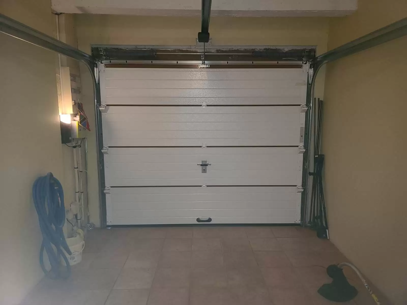 Fourniture et pose d’une porte de garage motorisée couleur chêne doré à Jumièges dans le 76 Fourniture et pose d’une porte de garage motorisée couleur chêne doré à Jumièges dans le 76