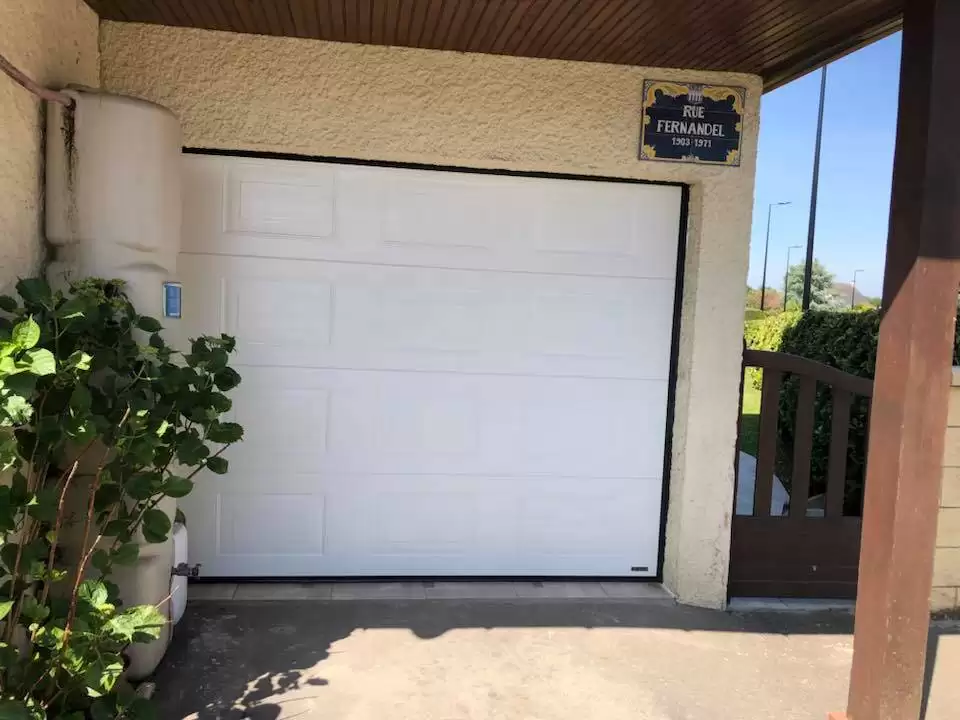 Entreprise pour l'installation d'une porte de garage blanche motorisée Entreprise pour l'installation d'une porte de garage blanche motorisée