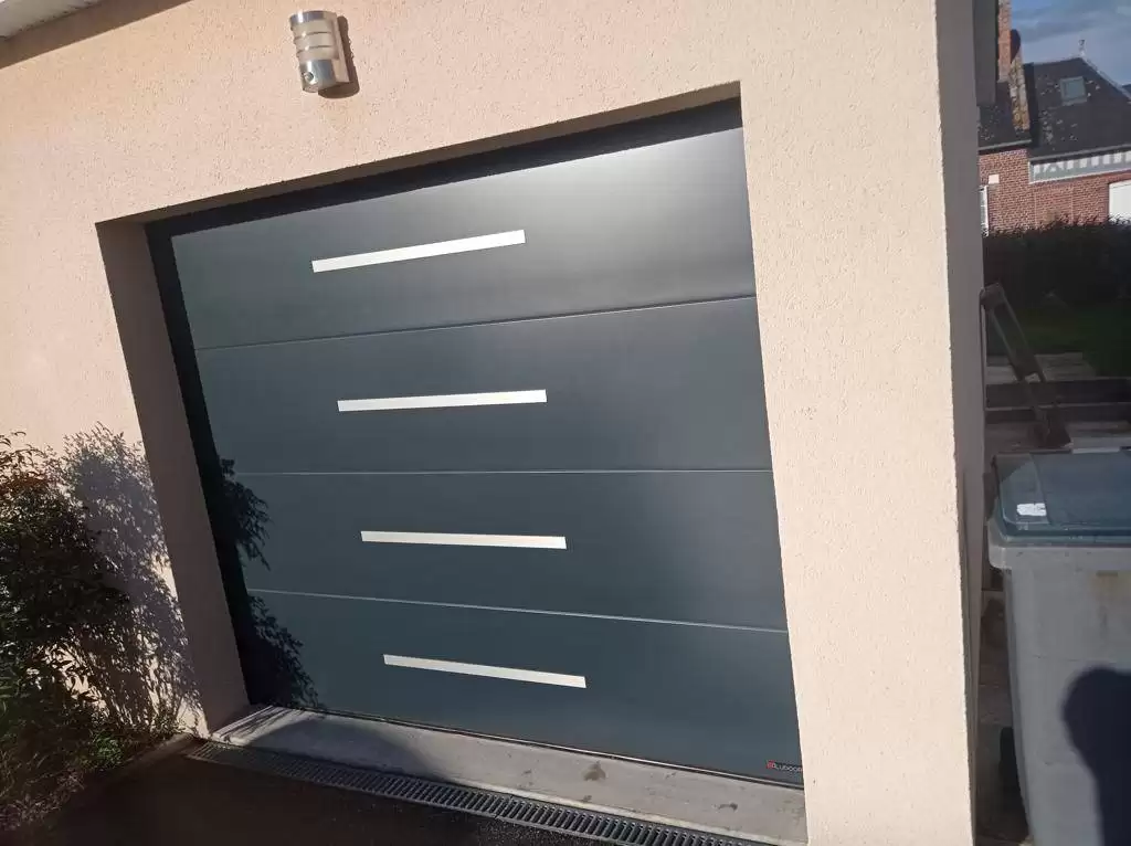 Fourniture et pose d'une porte de garage motorisé refoulement plafond à Yvetot Fourniture et pose d'une porte de garage motorisé refoulement plafond à Yvetot