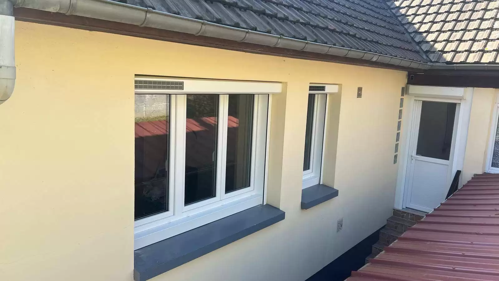 Rénovation complète des menuiseries extérieures en PVC blanc RAL 9016 et volets roulants solaires en aluminium à Mesnil-sous-Jumièges – Proche Duclair (76480). Rénovation complète des menuiseries extérieures en PVC blanc RAL 9016 et volets roulants solaires en aluminium à Mesnil-sous-Jumièges – Proche Duclair (76480).