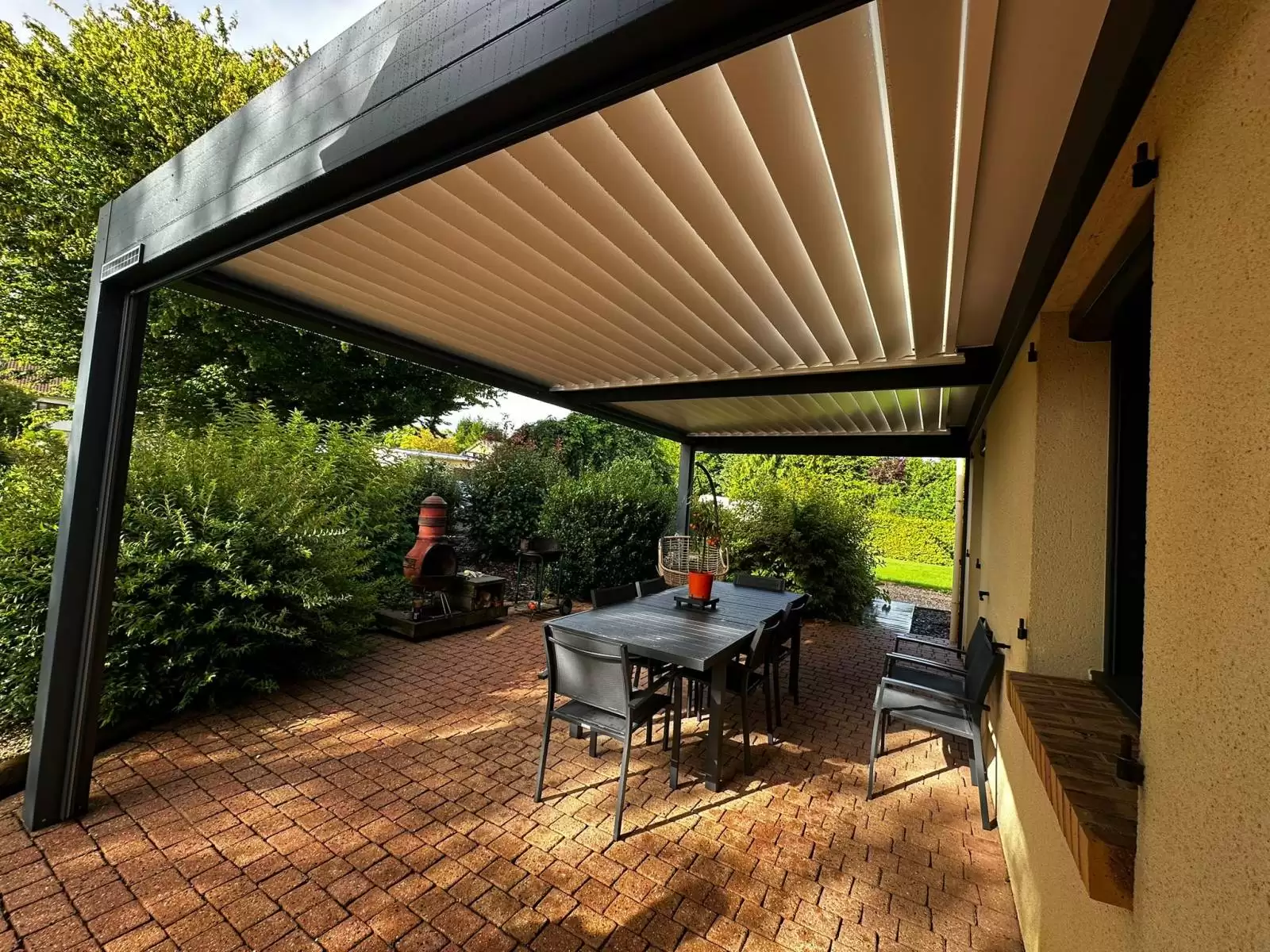 Réception d’une pergola bioclimatique Solisystème à Bois-Guillaume (76230) avec stores latéraux solaires sur les côtés - RAL 7016 Réception d’une pergola bioclimatique Solisystème à Bois-Guillaume (76230) avec stores latéraux solaires sur les côtés - RAL 7016