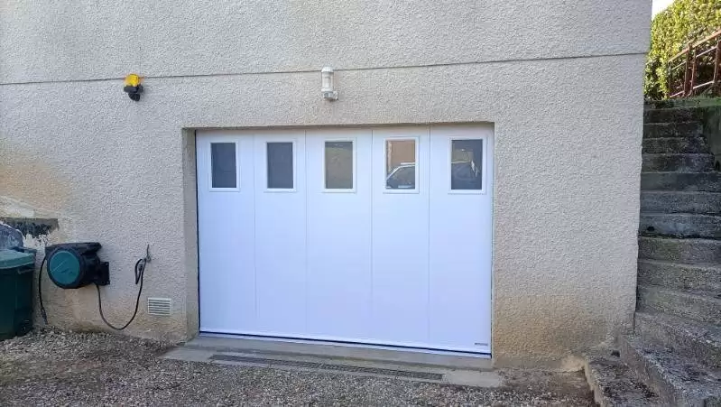Fourniture et pose d’une porte de garage motorisée à Saint Valery en Caux dans le 76 Fourniture et pose d’une porte de garage motorisée à Saint Valery en Caux dans le 76