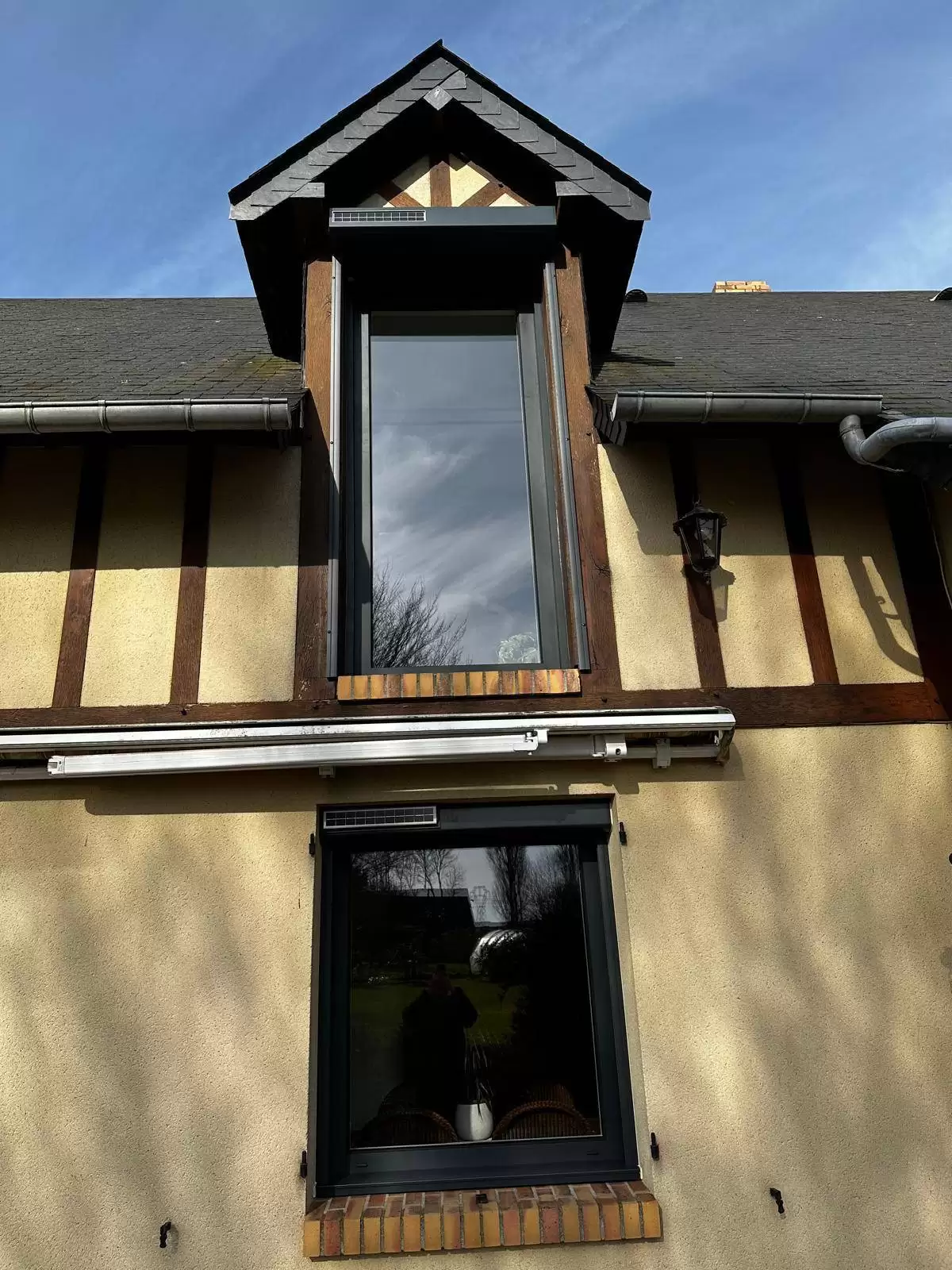 Fabrication sur-mesure et pose de menuiseries extérieures en aluminium RAL 7016 Fabrication sur-mesure et pose de menuiseries extérieures en aluminium RAL 7016