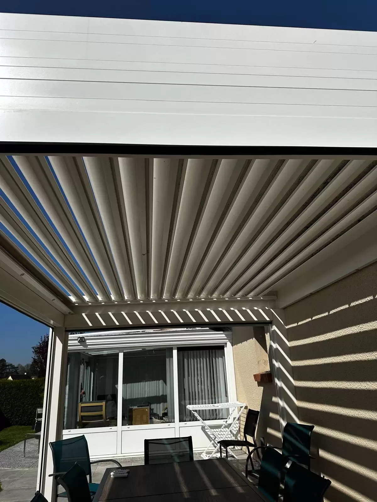 Conception et pose d’une pergola bioclimatique avec stores en aluminium RAL 9010 à Saint-Pierre-de-Varengeville 76480 - proche de Barentin Conception et pose d’une pergola bioclimatique avec stores en aluminium RAL 9010 à Saint-Pierre-de-Varengeville 76480 - proche de Barentin