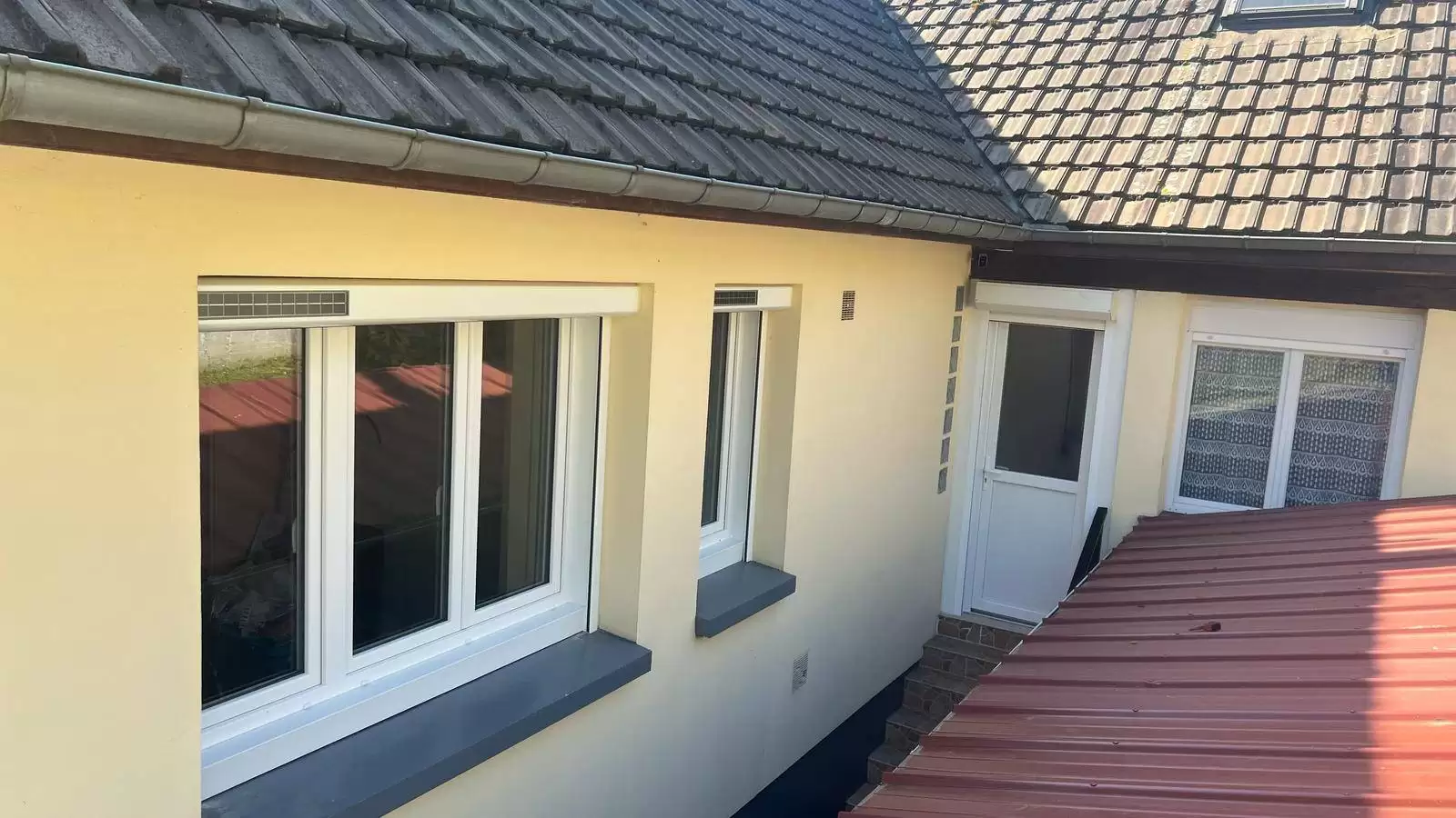 Rénovation complète des menuiseries extérieures en PVC blanc RAL 9016 et volets roulants solaires en aluminium à Mesnil-sous-Jumièges – Proche Duclair (76480). Rénovation complète des menuiseries extérieures en PVC blanc RAL 9016 et volets roulants solaires en aluminium à Mesnil-sous-Jumièges – Proche Duclair (76480).