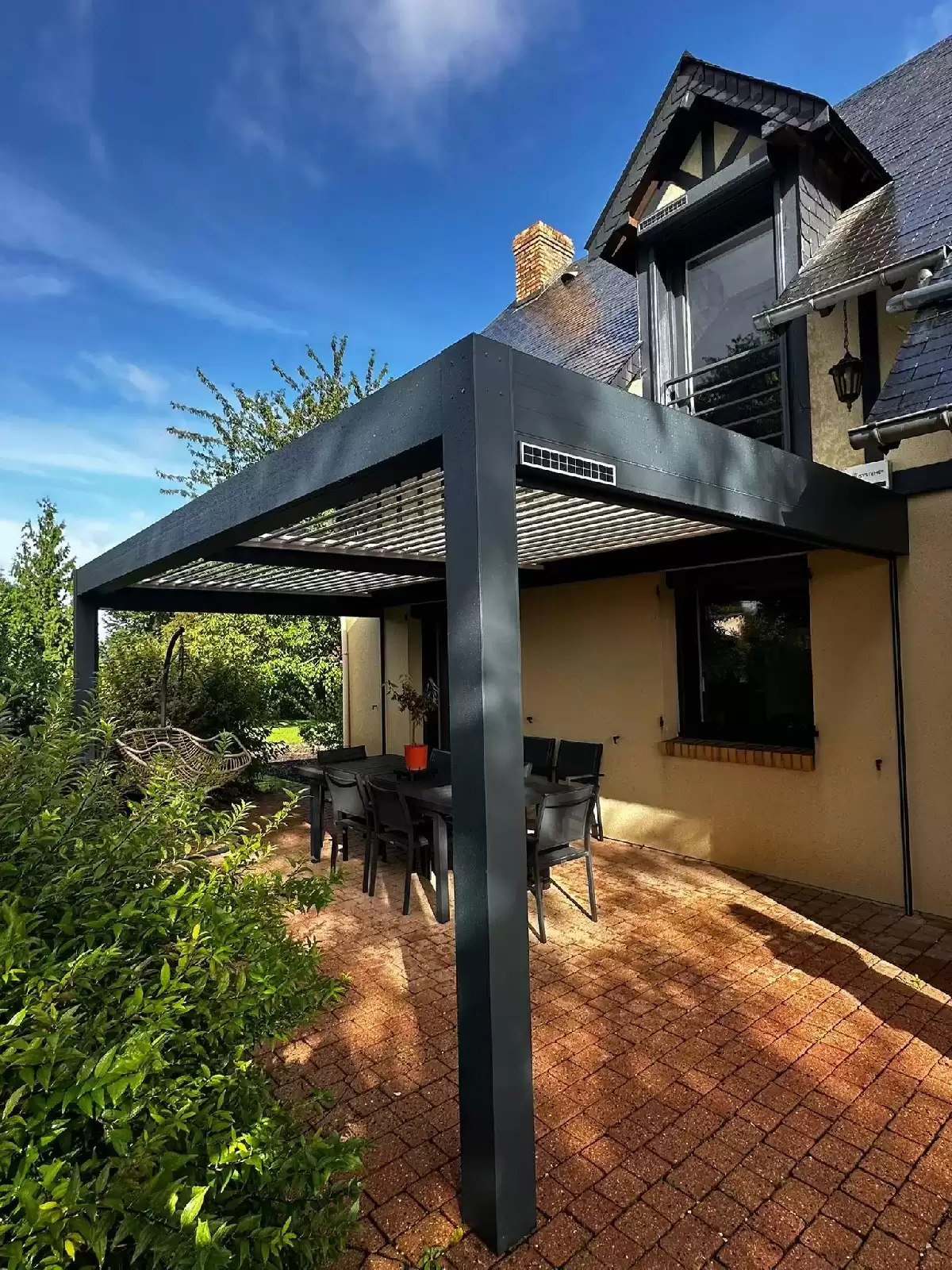 Réception d’une pergola bioclimatique Solisystème à Bois-Guillaume (76230) avec stores latéraux solaires sur les côtés - RAL 7016 Réception d’une pergola bioclimatique Solisystème à Bois-Guillaume (76230) avec stores latéraux solaires sur les côtés - RAL 7016