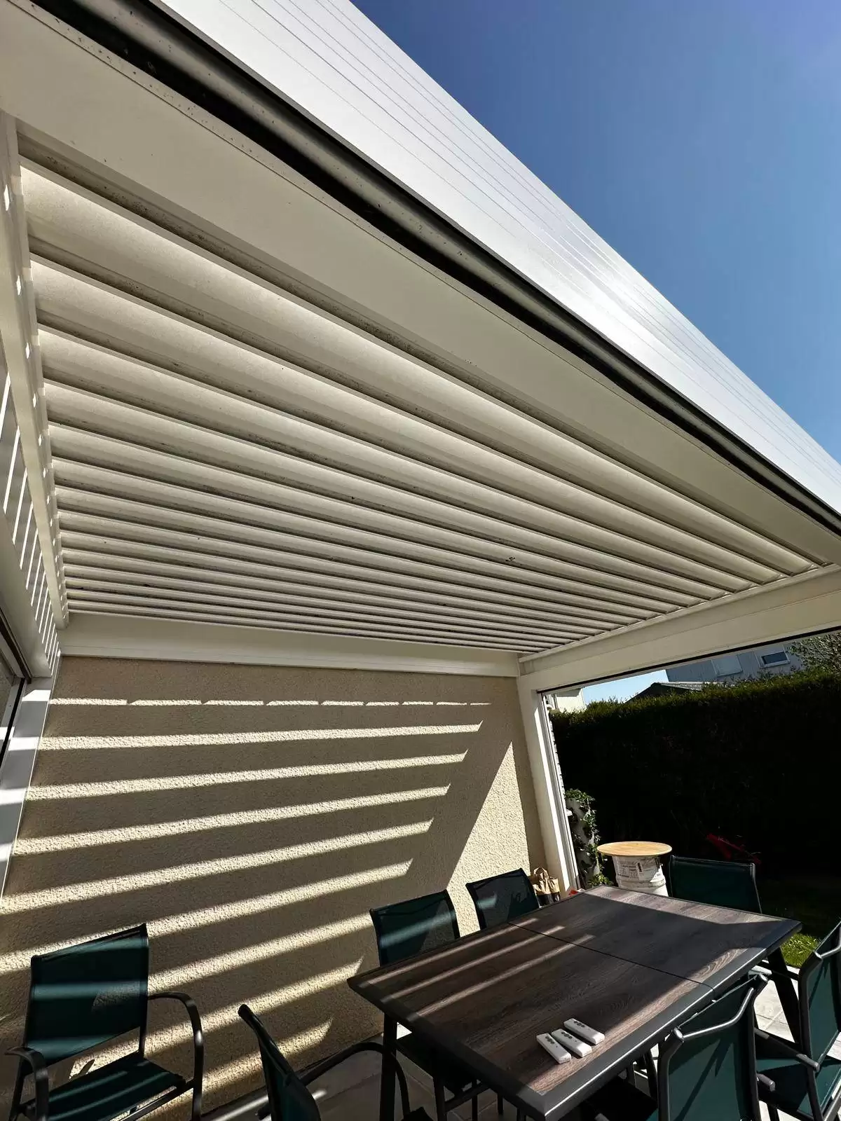 Conception et pose d’une pergola bioclimatique avec stores en aluminium RAL 9010 à Saint-Pierre-de-Varengeville 76480 - proche de Barentin Conception et pose d’une pergola bioclimatique avec stores en aluminium RAL 9010 à Saint-Pierre-de-Varengeville 76480 - proche de Barentin