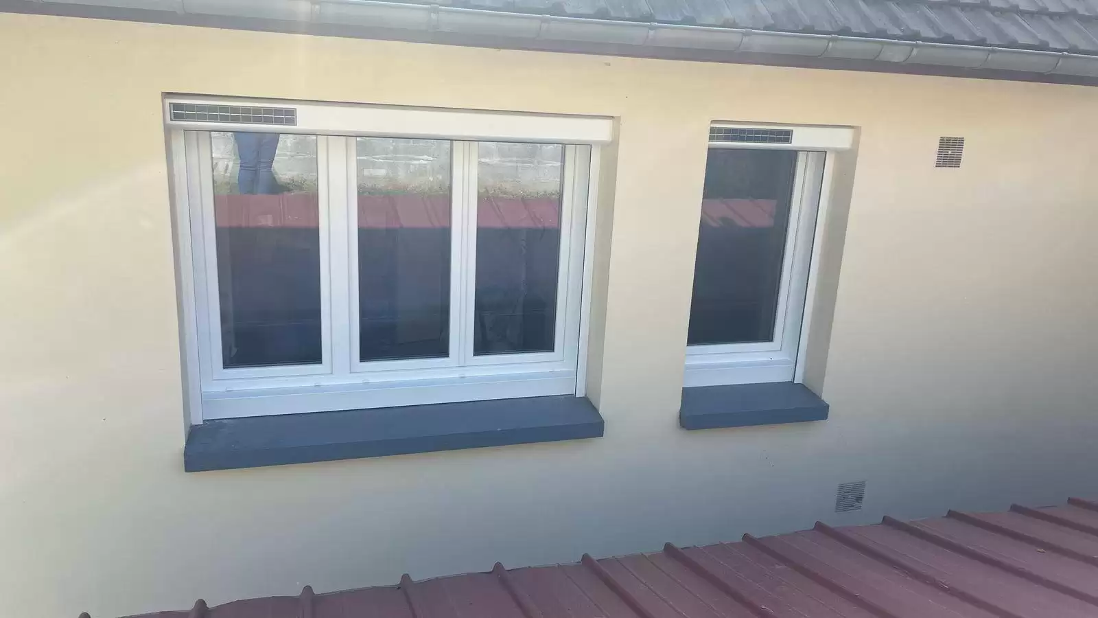 Rénovation complète des menuiseries extérieures en PVC blanc RAL 9016 et volets roulants solaires en aluminium à Mesnil-sous-Jumièges – Proche Duclair (76480). Rénovation complète des menuiseries extérieures en PVC blanc RAL 9016 et volets roulants solaires en aluminium à Mesnil-sous-Jumièges – Proche Duclair (76480).