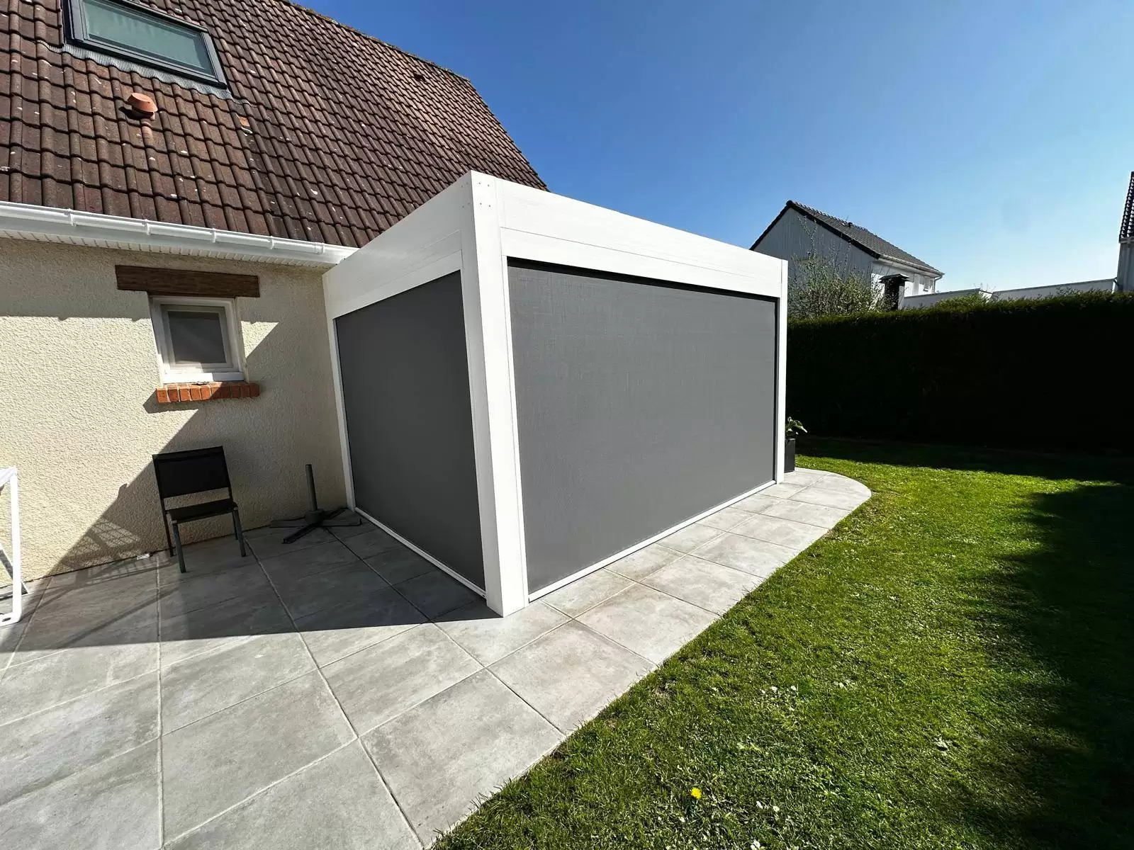 Conception et pose d’une pergola bioclimatique avec stores en aluminium RAL 9010 à Saint-Pierre-de-Varengeville 76480 - proche de Barentin Conception et pose d’une pergola bioclimatique avec stores en aluminium RAL 9010 à Saint-Pierre-de-Varengeville 76480 - proche de Barentin
