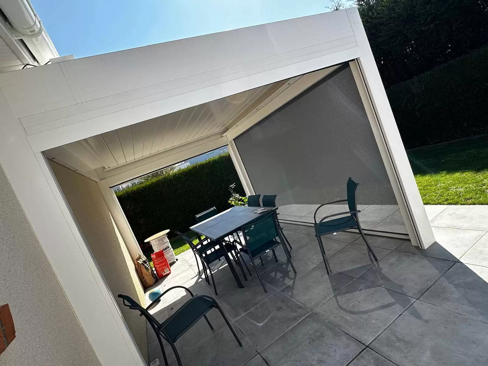 Conception et pose d’une pergola bioclimatique avec stores en aluminium RAL 9010 à Saint-Pierre-de-Varengeville 76480 - proche de Barentin Conception et pose d’une pergola bioclimatique avec stores en aluminium RAL 9010 à Saint-Pierre-de-Varengeville 76480 - proche de Barentin