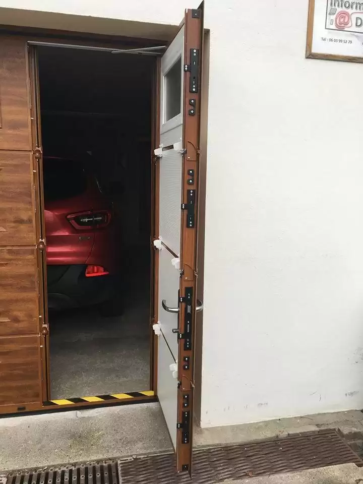 Pose d'une porte de garage avec portillon et hublots près de Yvetot 76 Pose d'une porte de garage avec portillon et hublots près de Yvetot 76