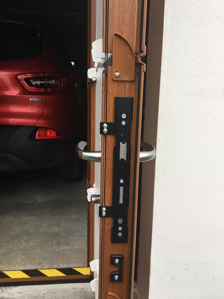 Pose d'une porte de garage avec portillon et hublots près de Yvetot 76 Pose d'une porte de garage avec portillon et hublots près de Yvetot 76