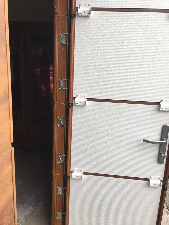 Pose d'une porte de garage avec portillon et hublots près de Yvetot 76 Pose d'une porte de garage avec portillon et hublots près de Yvetot 76
