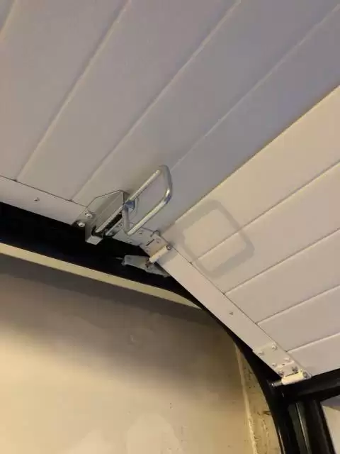 Installation d'une porte de garage motorisée dans une maison en rénovation à Auzouville sur Ry 76 Installation d'une porte de garage motorisée dans une maison en rénovation à Auzouville sur Ry 76