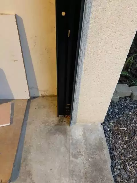 Installation d'une porte de garage motorisée dans une maison en rénovation à Auzouville sur Ry 76 Installation d'une porte de garage motorisée dans une maison en rénovation à Auzouville sur Ry 76