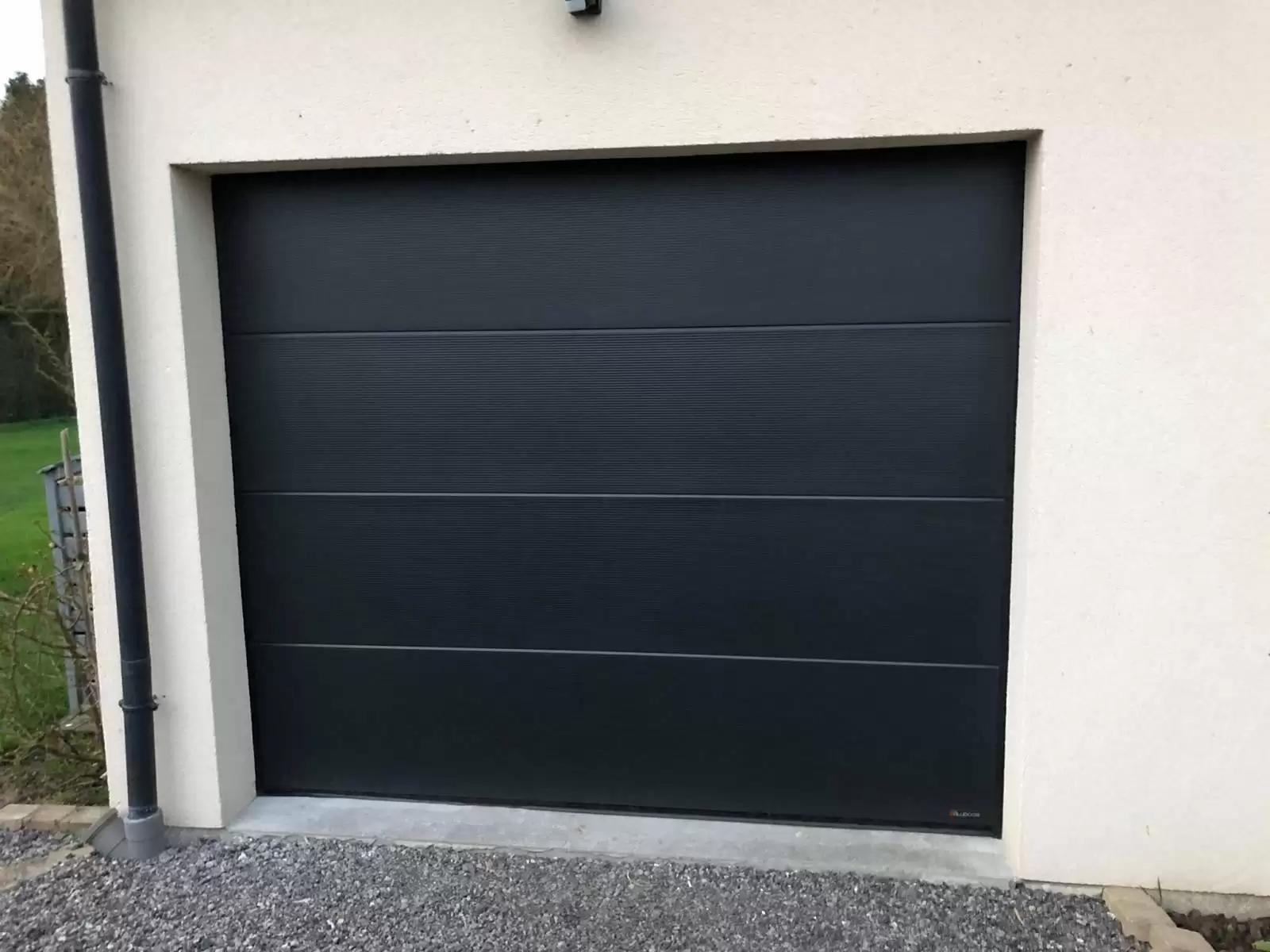 Installation d'une porte de garage motorisée dans une maison en rénovation à Auzouville sur Ry 76 Installation d'une porte de garage motorisée dans une maison en rénovation à Auzouville sur Ry 76