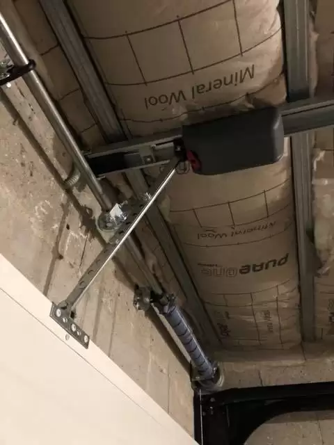 Installation d'une porte de garage motorisée dans une maison en rénovation à Auzouville sur Ry 76 Installation d'une porte de garage motorisée dans une maison en rénovation à Auzouville sur Ry 76