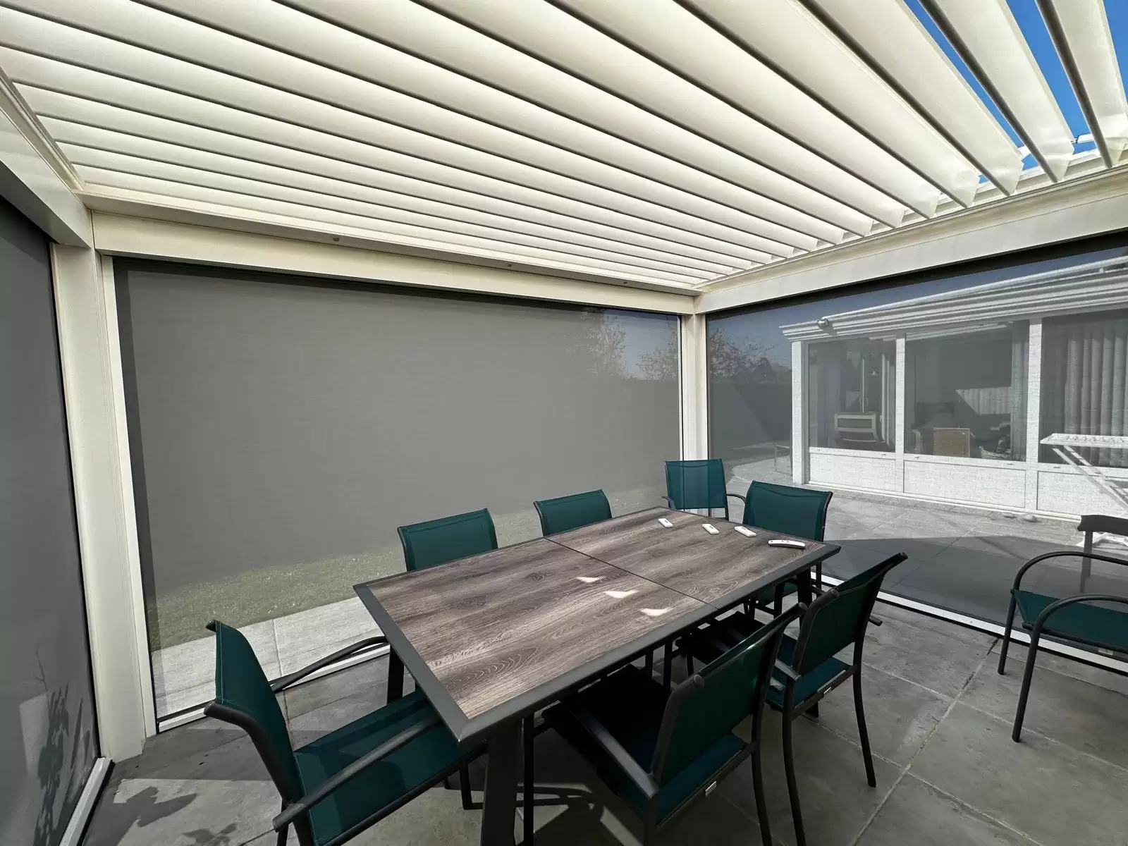Conception et pose d’une pergola bioclimatique avec stores en aluminium RAL 9010 à Saint-Pierre-de-Varengeville 76480 - proche de Barentin Conception et pose d’une pergola bioclimatique avec stores en aluminium RAL 9010 à Saint-Pierre-de-Varengeville 76480 - proche de Barentin