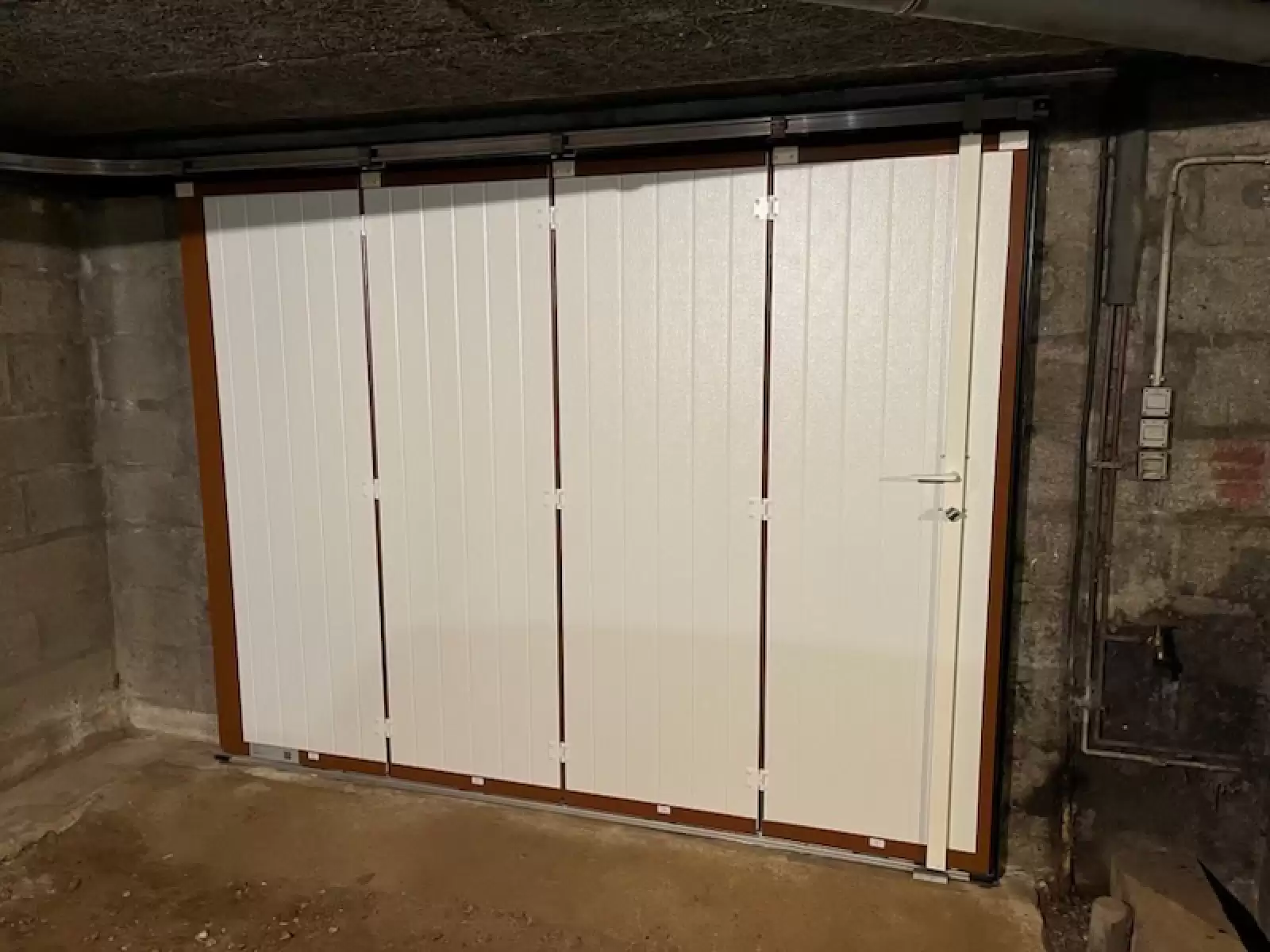 Remplacement d’une porte de garage latérale secteur Dieppe couleur chêne Remplacement d’une porte de garage latérale secteur Dieppe couleur chêne