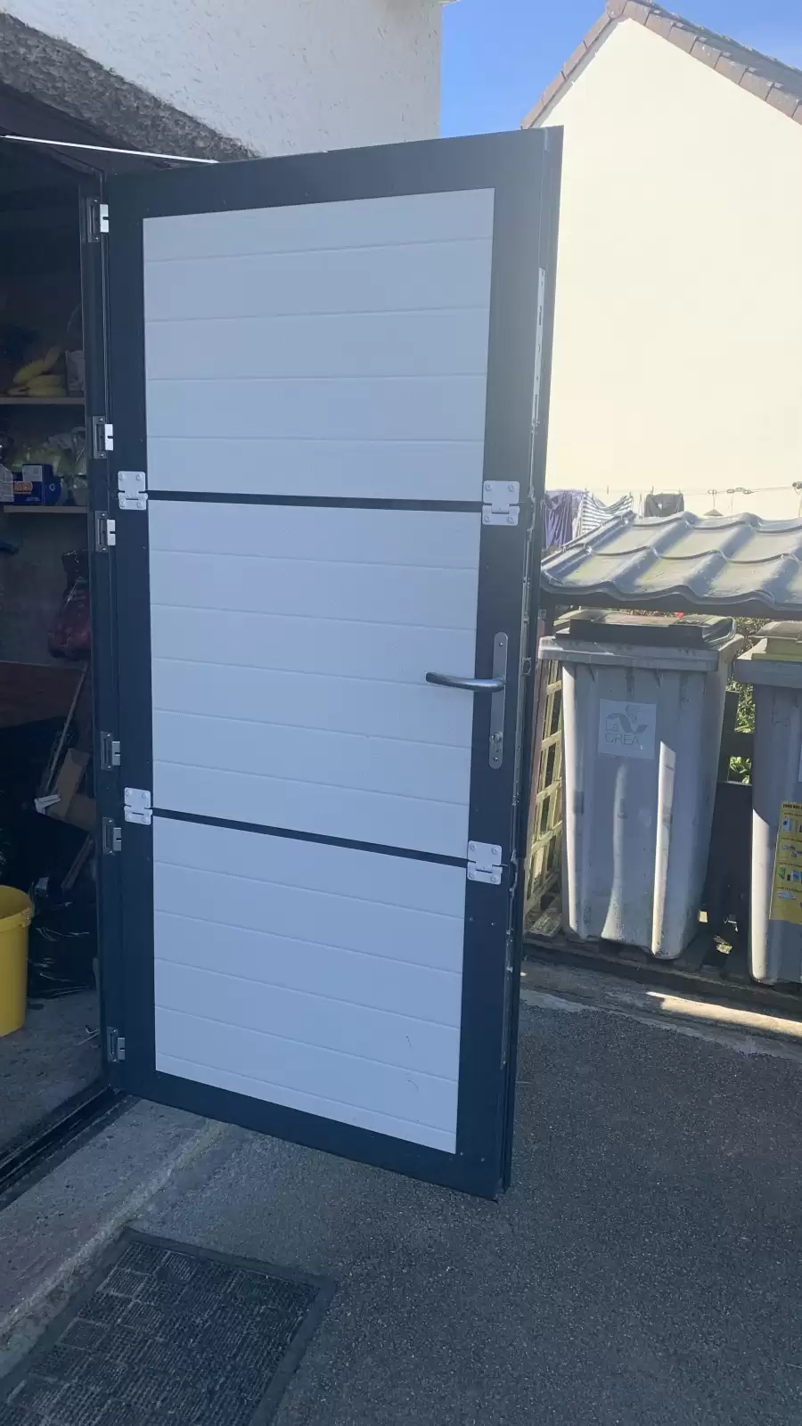 Revendeur et poseur de portes de garage sectionnelle motorisée en gris anthracite 7016 avec portillon et inserts aluminium secteur Duclair 76 Revendeur et poseur de portes de garage sectionnelle motorisée en gris anthracite 7016 avec portillon et inserts aluminium secteur Duclair 76