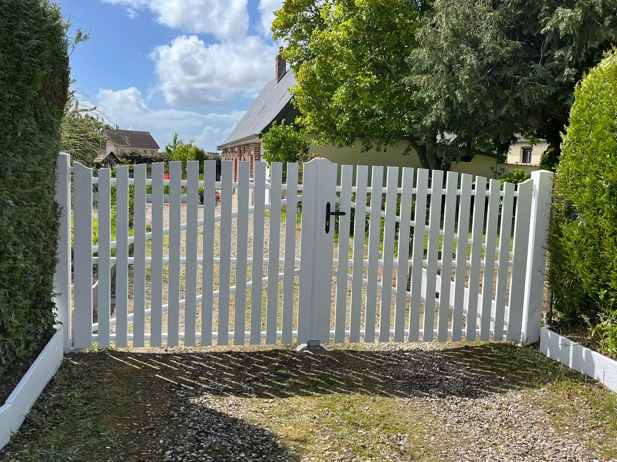 Installation portail PVC blanc Installation portail PVC blanc