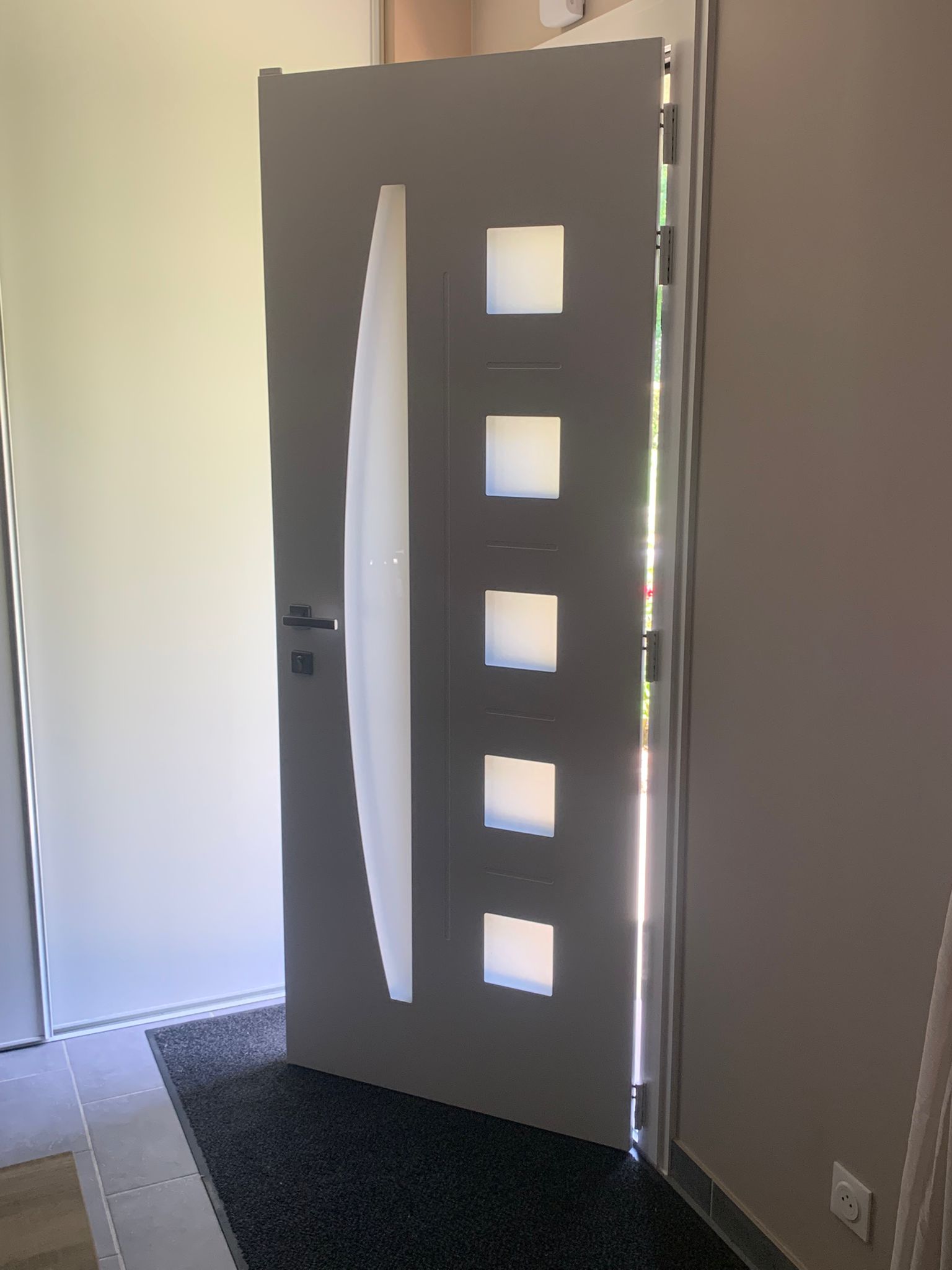 Installation d'une porte d'entrée en aluminium monobloc Installation d'une porte d'entrée en aluminium monobloc