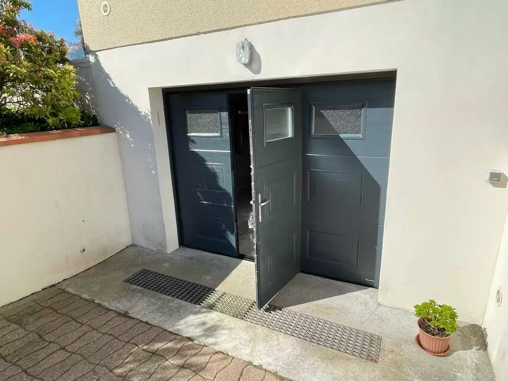 Pose d'une porte de garage motorisé avec portillon dans le secteur d'Yvetot 76 Pose d'une porte de garage motorisé avec portillon dans le secteur d'Yvetot 76