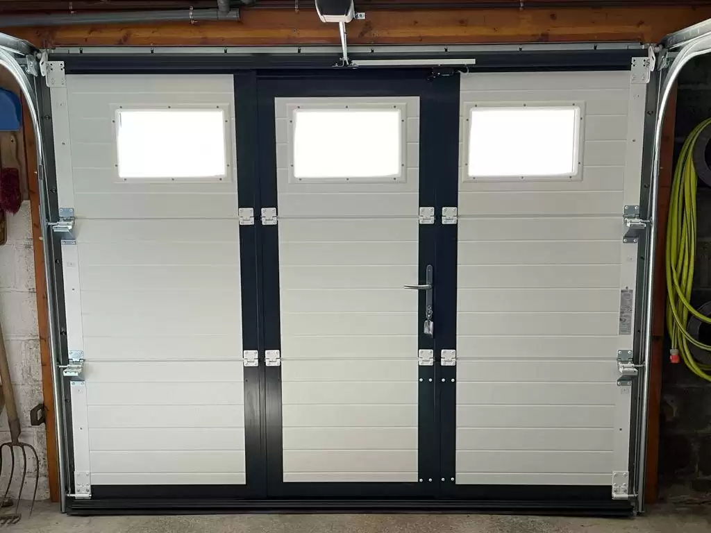 Pose d'une porte de garage motorisé avec portillon dans le secteur d'Yvetot 76 Pose d'une porte de garage motorisé avec portillon dans le secteur d'Yvetot 76