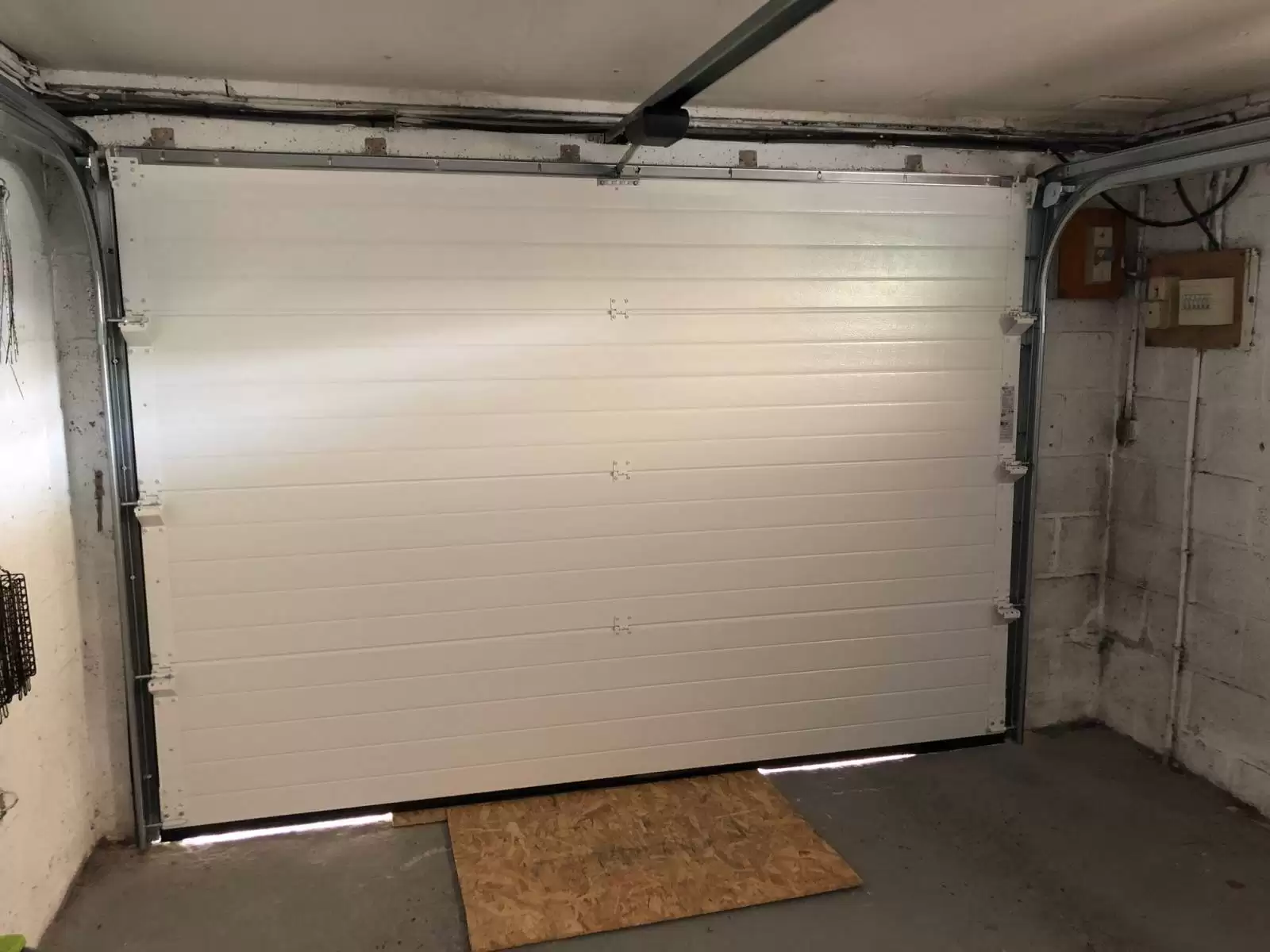 Vente et pose d'une porte de garage motorisé blanche sur la commune de Caudebec-en-Caux 76 proche de Rouen 76 en Normandie Vente et pose d'une porte de garage motorisé blanche sur la commune de Caudebec-en-Caux 76 proche de Rouen 76 en Normandie