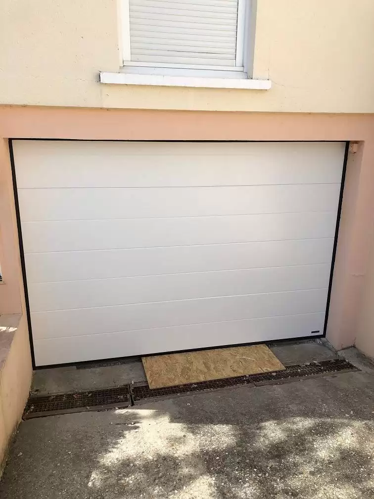 Vente et pose d'une porte de garage motorisé blanche sur la commune de Caudebec-en-Caux 76 proche de Rouen 76 en Normandie Vente et pose d'une porte de garage motorisé blanche sur la commune de Caudebec-en-Caux 76 proche de Rouen 76 en Normandie
