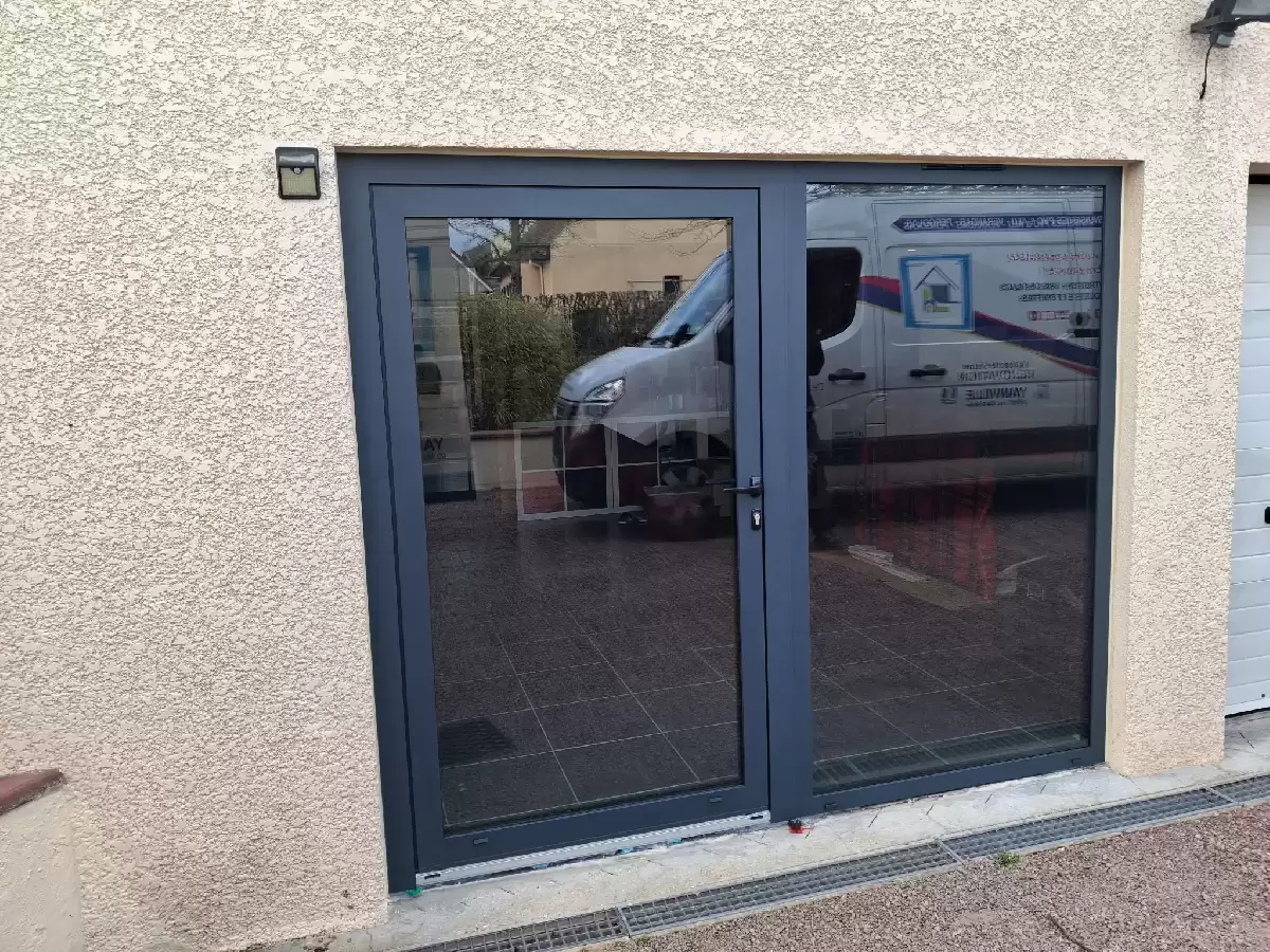 Remplacement d’une porte de garage par une menuiserie aluminium à Saint-Ouen-de-Thouberville Remplacement d’une porte de garage par une menuiserie aluminium à Saint-Ouen-de-Thouberville