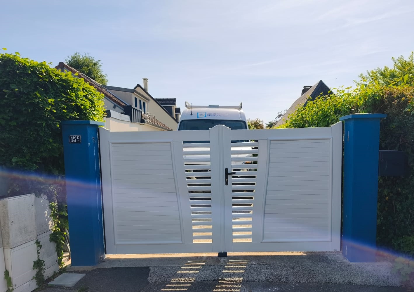 Pose d'un portail PVC blanc Pose d'un portail PVC blanc