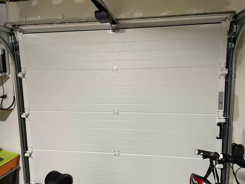 Installation d'une porte de garage électrique blanche à Elbeuf Installation d'une porte de garage électrique blanche à Elbeuf