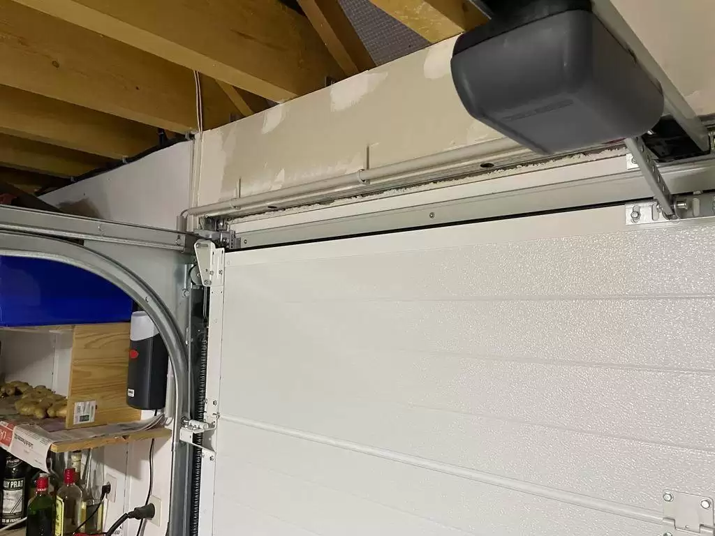 Installation d'une porte de garage électrique blanche à Elbeuf Installation d'une porte de garage électrique blanche à Elbeuf
