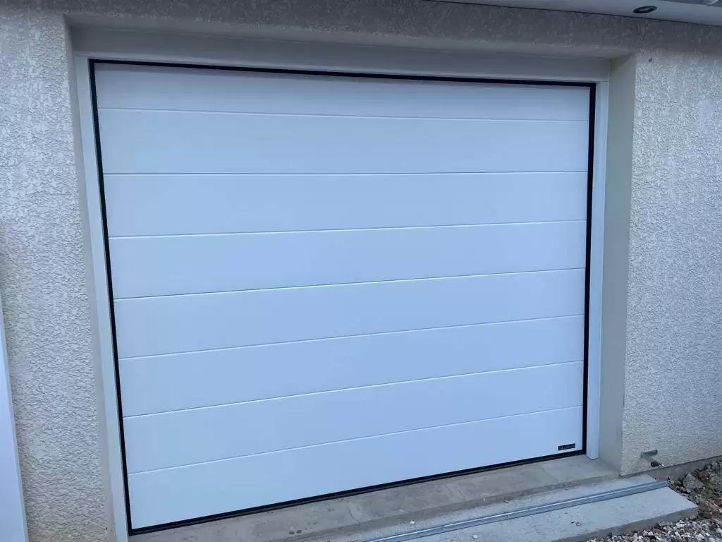 Installation d'une porte de garage électrique blanche à Elbeuf Installation d'une porte de garage électrique blanche à Elbeuf
