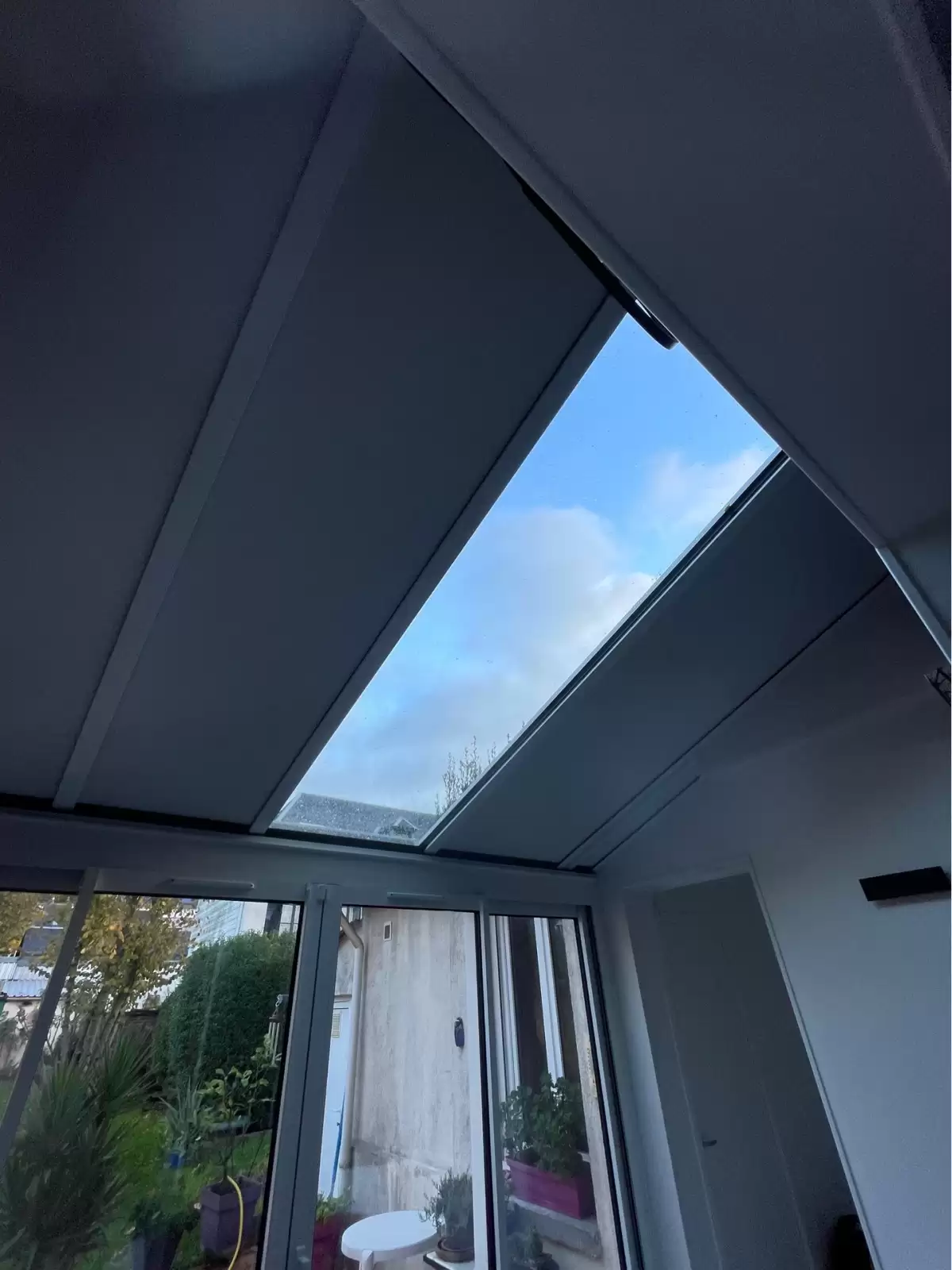 Fourniture et pose d’une véranda blanche en aluminium à Rouen dans le 76 Fourniture et pose d’une véranda blanche en aluminium à Rouen dans le 76