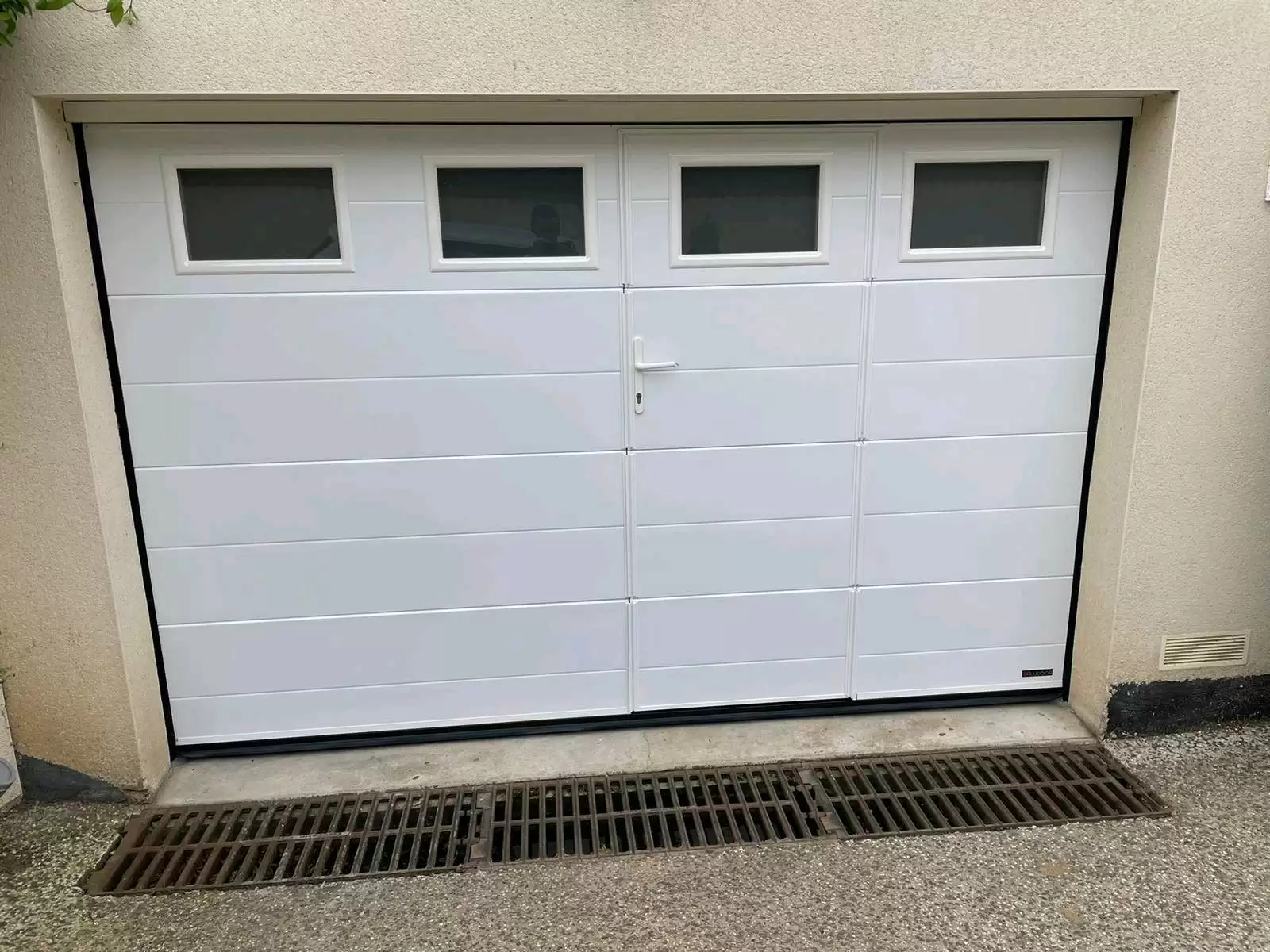 Installation d’une porte de garage sectionnelle plafond à Valliquerville dans le 76 Installation d’une porte de garage sectionnelle plafond à Valliquerville dans le 76